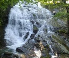 Una delle cascate della valle