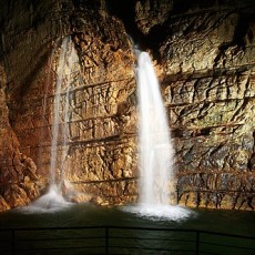 Due delle numerose cascate delle grotte