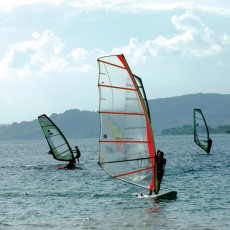 Windsurf sulle acque del lago